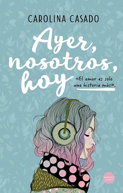 Es la portada de Ayer, nosotros, hoy: Sobre un fondo azul claro con detalles otoñales, se ve el título con letras grandes y blancas. Debajo se ve la ilustración de una chica de perfil, con auriculares grandes y los ojos cerrados, envuelta en tonos rosas y morados. Al lado aparece el subtítulo: El amor es solo una historia más.